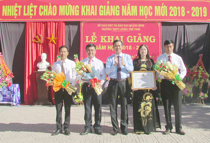 Đồng chí Bí thư Thị ủy Ba Đồn Trần Thắng trao danh hiệu Tập thể lao động xuất sắc năm học 2017-2018 cho Trường THPT Lương Thế Vinh. 
