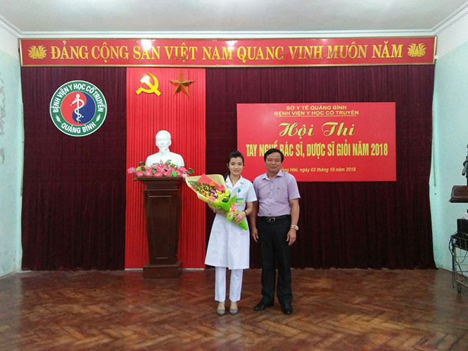 Bác sĩ Trần Xuân Phú, Giám đốc bệnh viện trao tặng giải nhất cho thí sinh Trần Thị Hằng