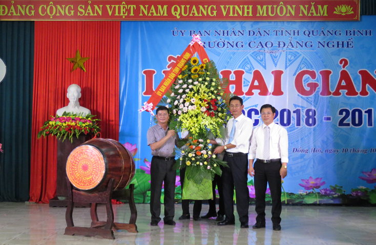 Đồng chí Trần Tiến Dũng, Tỉnh uỷ viên, Phó Chủ tịch UBND tỉnh đánh trống khai giảng và tặng hoa chúc mừng năm học mới của Trường CĐ nghề Quảng Bình.