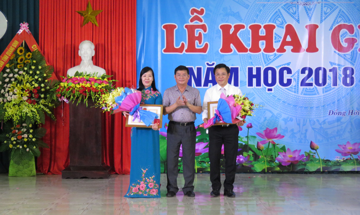Đồng chí Phó Chủ tịch UBND tỉnh Trần Tiến Dũng trao tặng danh hiệu Chiến sĩ thi đua cấp tỉnh cho 2 cá nhân của Trường CĐ nghề  đã có thành tích xuất sắc công tác.