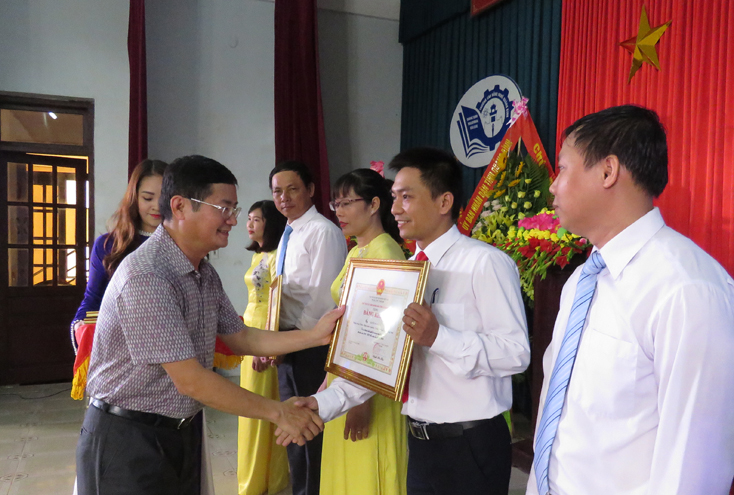 Đồng chí Phó Chủ tịch UBND tỉnh trao bằng khen của Bộ Lao động-Thương binh- Xã hội và của UBND tỉnh cho các tập thể và cá nhân của Trường CĐ nghề. 