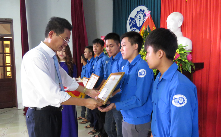 Hiệu trưởng Trường CĐ nghề Quảng Bình Dương Vũ Nhật Đồng trao thưởng cho các em HSSV có thành tích xuất sắc trong năm học 2016-2017.