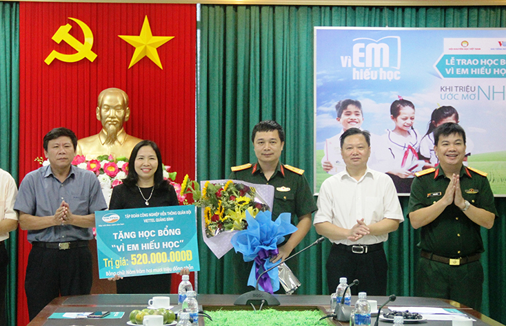 Giám đốc Viettel Quảng Bình trao học bổng tượng trưng cho Hội Khuyến học tỉnh