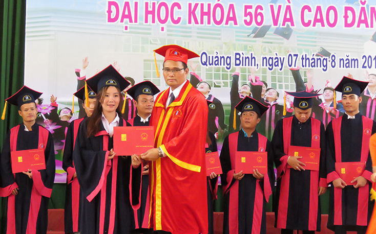 Hiệu trưởng Trường ĐHQB Hoàng Dương Hùng trao bằng tốt nghiệp năm học 2017-2018 cho các sinh viên nước bạn Lào. 