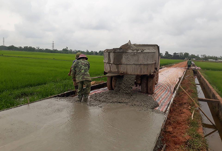 Một con đường mới vừa được xây dựng trong quá trình thực hiện NNTM, ĐTVM tại huyện Lệ Thủy 