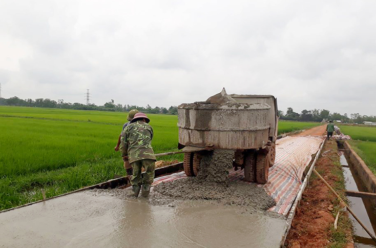 Một con đường mới vừa được xây dựng trong quá trình thực hiện NNTM, ĐTVM tại huyện Lệ Thủy