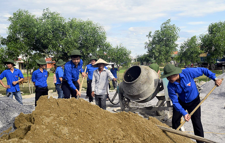Các ĐVTN xây dựng công trình thanh niên tại xã Quảng Văn.