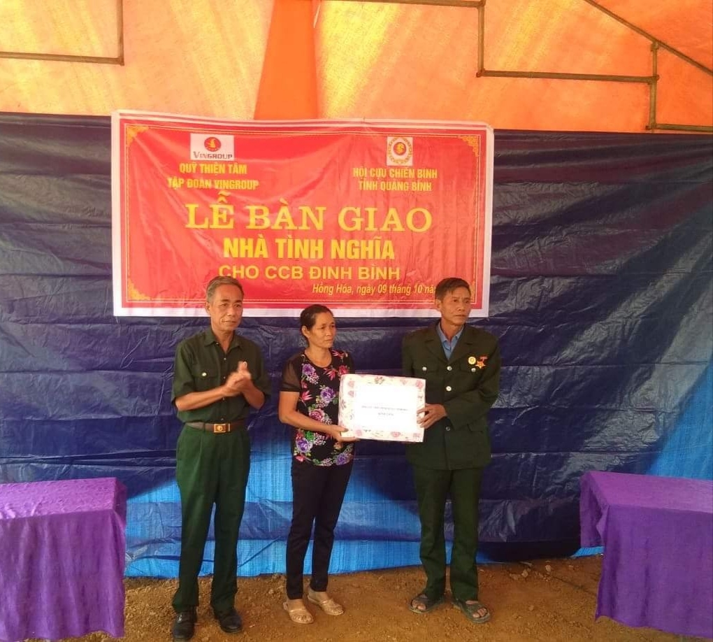 Hội CCB huyện Minh Hóa trao quà cho hội viên Đinh Bình tại lễ bàn giao nhà