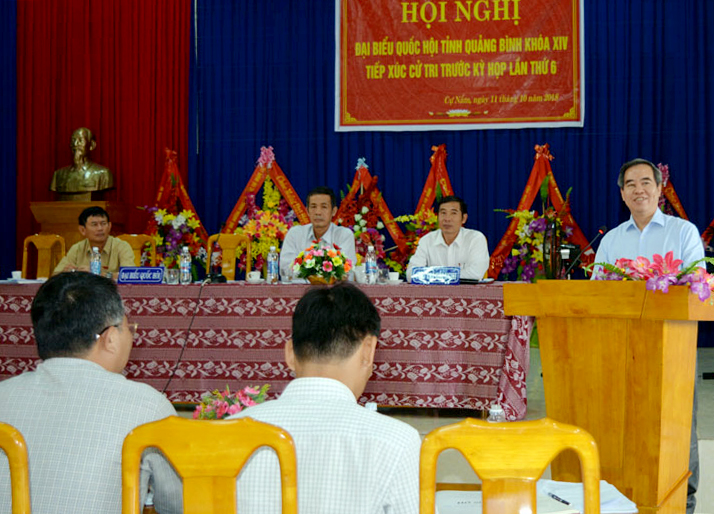 Đồng chí Nguyễn Văn Bình, Trưởng ban Kinh tế Trung ương tiếp thu và giải trình những ý kiến, kiến nghị của cử tri huyện Bố Trạch.
