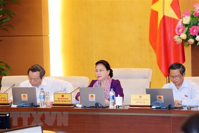 Chủ tịch Quốc hội Nguyễn Thị Kim Ngân và các Phó Chủ tịch Quốc hội Đỗ Bá Tỵ (bên phải), Phùng Quốc Hiển (bên trái) tại phiên họp của Ủy ban Thường vụ Quốc hội. (Ảnh: Trọng Đức/TTXVN)