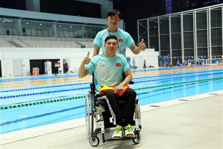 Võ Thanh Tùng (phía trước) cùng huấn luyện viên sau khi kết thúc nội dung thi đấu bơi 50m tự do. (Nguồn: Hải Ngọc/TTXVN)