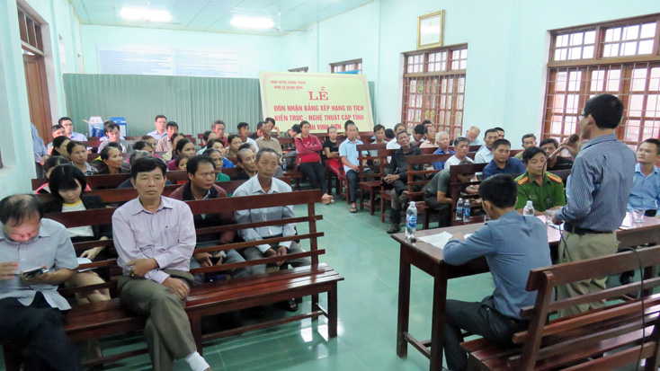 Đông đảo người dân thôn Vĩnh Sơn, xã Quảng Đông tham dự buổi gặp gỡ. 