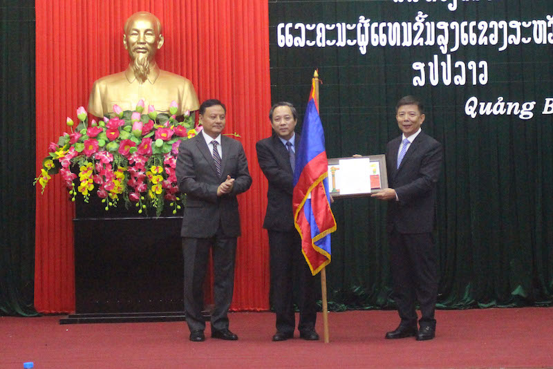 Đồng chí Sẳn-tị-phạp Phôm-vị-hả đã trao Huân chương Lao động hạng Nhất  cho tỉnh Quảng Bình