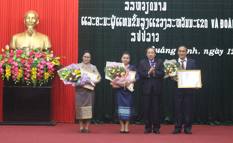 Đồng chí Hoàng Đăng Quang trao Bằng khen của Chủ tịch UBND tỉnh Quảng Bình cho 3 tập thể tỉnh Sạ-vẳn-na-khệt