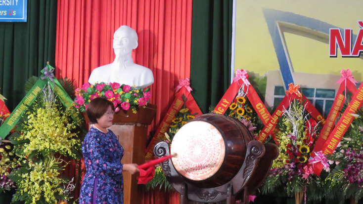 Đồng chí Phó Chủ tịch Thường trực HĐND tỉnh Nguyễn Thị Thanh Hương đánh trống khai giảng năm học 2018-2019 của Trường ĐHQB.