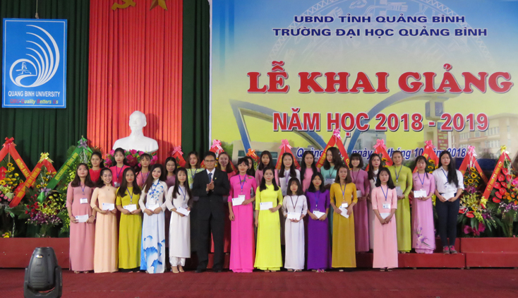  PGS.TS. Hoàng Dương Hùng, Hiệu trưởng Trường ĐHQB trao thưởng cho các tân thủ khoa năm học 2018-2019.