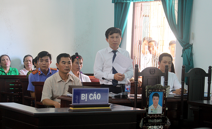 Luật sư Hoàng Văn Hướng (người đại diện cho quyền và lợi ích hợp pháp của bị hại Trần Hùng Cường) đề nghị HĐXX trả hồ sơ điều tra bổ sung.