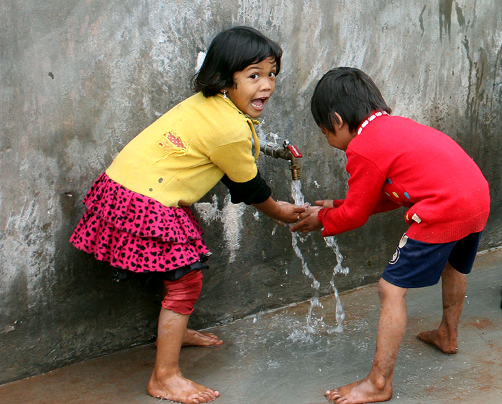 Niềm vui của những đứa trẻ Vân Kiều xã Trường Sơn khi được sử dụng nước sạch.
