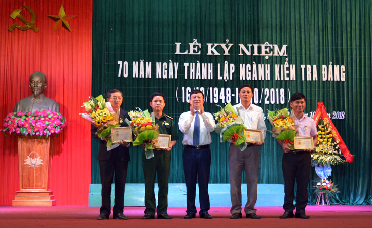 Đồng chí Phan Văn Gòn, Bí thư Huyện ủy Bố Trạch trao Kỷ niệm chương  