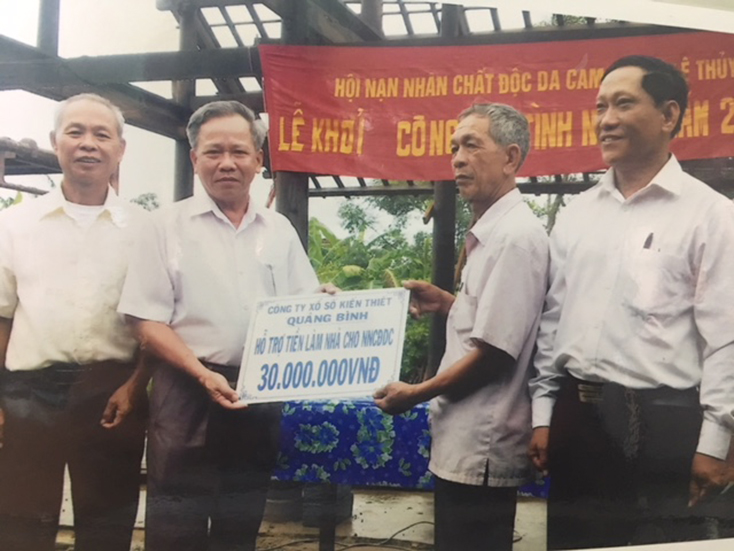 Hội Nạn nhân CĐDC/dioxin huyện Lệ Thủy tích cực phối hợp với các tổ chức, đơn vị hỗ trợ xây nhà cho hội viên. 