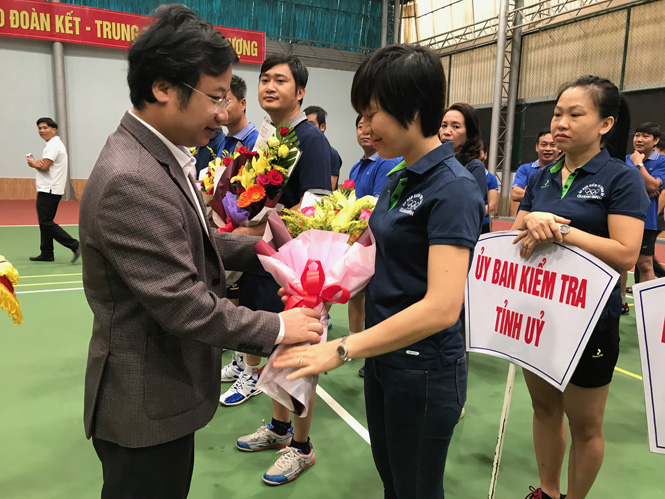 Đồng chí Cao Văn Định, tặng hoa chúc mừng các vận động viên tham dự giải.