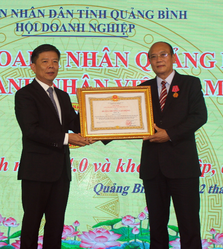Đồng chí Nguyễn hữu Hoài, Chủ tịch UBND tỉnh trao Huân chương Lao động hạng Ba cho ông Đặng Xuân Huề.