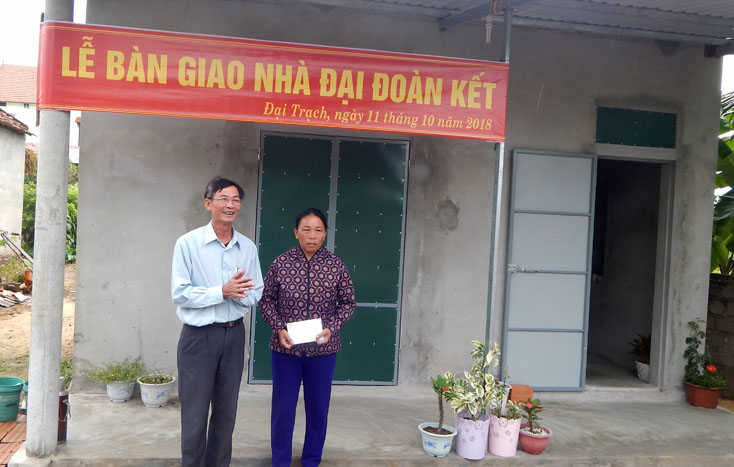 Đại diện lãnh đạo Ủy ban MTTQVN huyện Bố Trạch trao số tiền hỗ trợ làm nhà cho bà Nguyễn Thị Liên