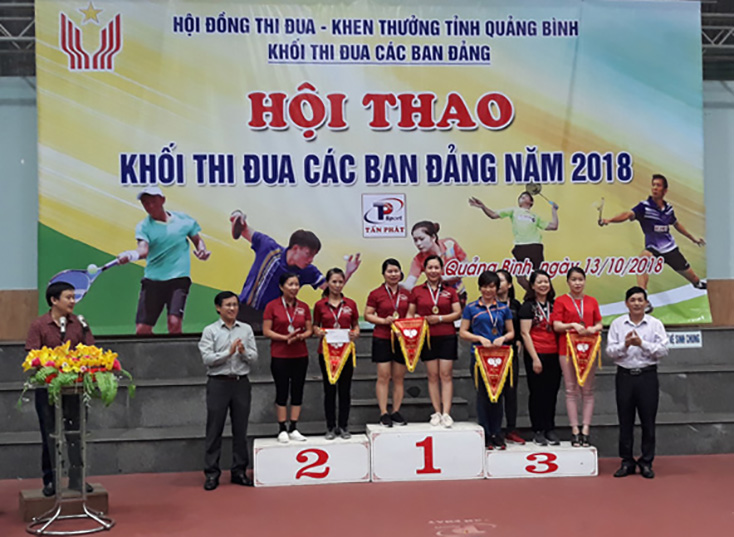 Các vận động viên đoạt giải môn bóng bàn nội dung đôi nữ nhận giải thưởng từ Ban tổ chức.