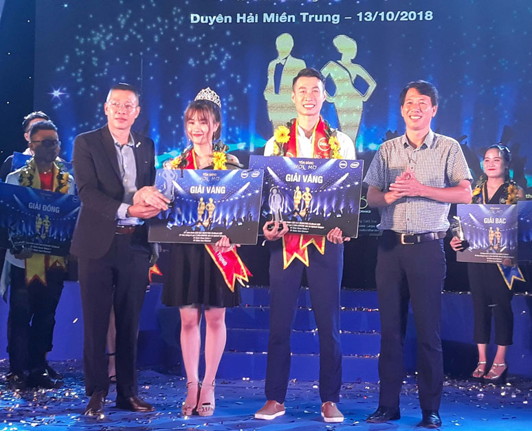 Ban tổ chức trao giải nhất cho hai thí sinh Trần Đức Lang và Nguyễn Thị Thương (Trường đại học Vinh)
