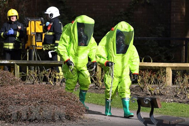 Nhân viên cơ quan dịch vụ khẩn cấp Anh điều tra tại hiện trường một vụ tấn công nghi sử dụng chất độc thần kinh ở Salisbury ngày 4-3-2018. (Nguồn: AFP/TTXVN)