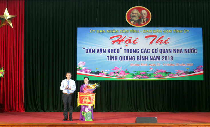  Đồng chí Trần Công Thuật, Phó Bí thư Thường trực Tỉnh ủy, Trưởng Đoàn đại biểu Quốc hội tỉnh trao giải nhất cho đội thi Sở Tư pháp.