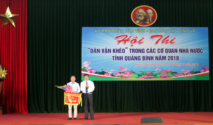 Đồng chí Nguyễn Công Huấn, Uỷ viên Thường vụ, Trưởng Ban Dân vận Tỉnh ủy trao giải nhì cho đội thi UBND huyện Quảng Trạch.