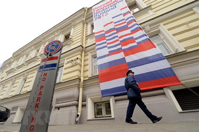 Quang cảnh bên ngoài Đại sứ quán Hà Lan tại Moskva, Nga. (Ảnh: AFP/TTXVN)