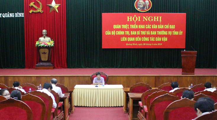 Đồng chí Trưởng ban Dân vận Tỉnh ủy Nguyễn Công Huấn điều hành hội nghị triển khai các văn bản liên quan về công tác dân vận.