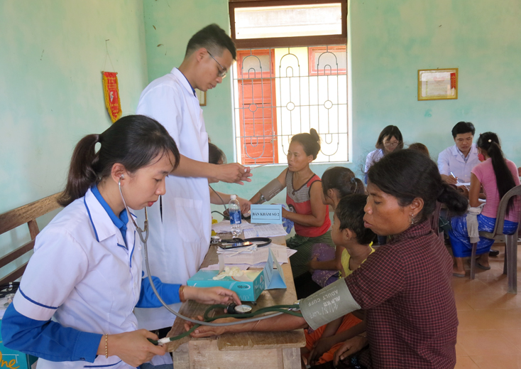 CLB Thầy thuốc trẻ khám bệnh cho bà con xã Trường Xuân, huyện Quảng Ninh.