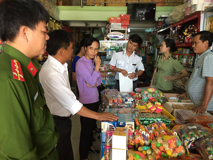 Đoàn kiểm tra liên ngành về an toàn vệ sinh thực phẩm đang thực hiện kiểm tra tại một cơ sở kinh doanh thực phẩm trên địa bàn tỉnh. 