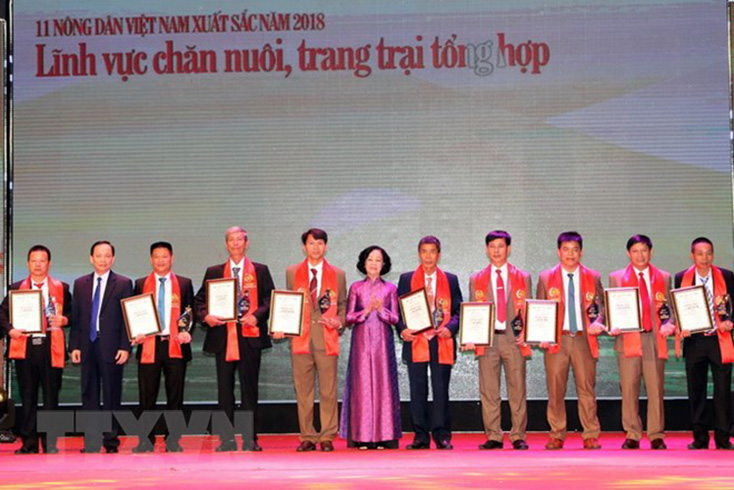 Bà Trương Thị Mai, Ủy viên Bộ Chính trị, Bí thư Trung ương Đảng, Trưởng ban Dân vận Trung ương, trao Cup và Danh hiệu nông dân Việt Nam xuất sắc năm 2018 cho các cá nhân tại buổi lễ. (Ảnh: Trọng Đức/TTXVN)