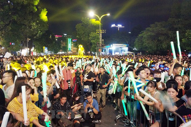  Rất đông các bạn trẻ đến trải nghiệm Viettel TV và tham gia đại tiệc âm nhạc của Viettel với sự góp mặt của Sơn Tùng M-TP, Tóc Tiên... tại phố đi bộ quanh Hồ Gươm tối 14/10. (Ảnh: T.H/Vietnam+)