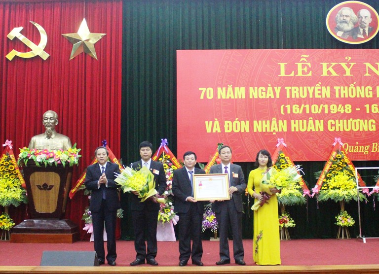 Thừa uỷ quyền của Chủ tịch nước, đồng chí Bí thư Tỉnh uỷ Hoàng Đăng Quang trao Huân chương Lao động hạng nhất cho UBKT Tỉnh uỷ