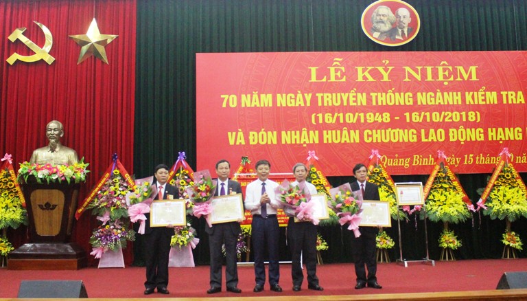 Đồng chí Chủ tịch UBND tỉnh Nguyễn Hữu Hoài trao Bằng khen của UBKT Trung ương cho các cá nhân  