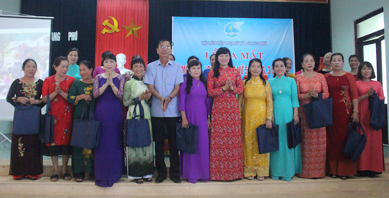 Đại diện Hội LHPN thành phố Đồng Hới và lãnh đạo xã Quang Phú phát túi vải nội trợ cho các hội viên