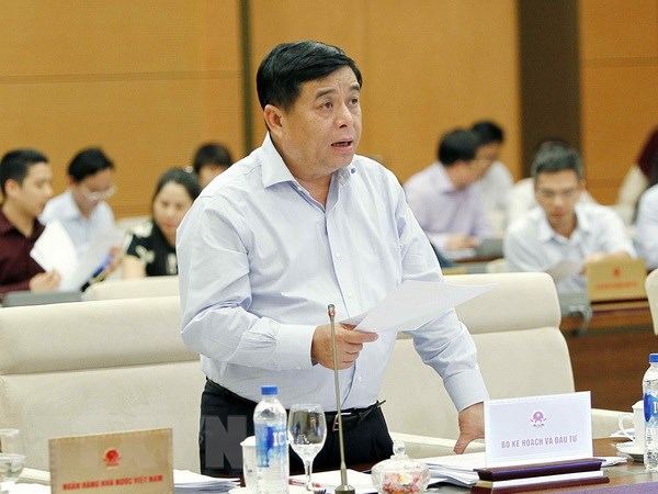 Bộ trưởng Bộ Kế hoạch và Đầu tư Nguyễn Chí Dũng trình bày các báo cáo về điều chỉnh kế hoạch đầu tư vốn trái phiếu Chính phủ năm 2018; kế hoạch đầu tư công trung hạn. (Ảnh: Văn Điệp/TTXVN)