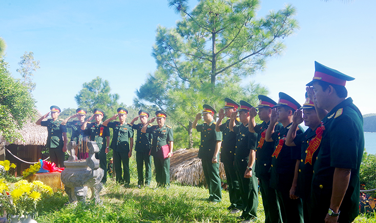 Đoàn đại biểu Bộ CHQS tỉnh dâng hương trước mộ Đại tướng Võ Nguyên Giáp.