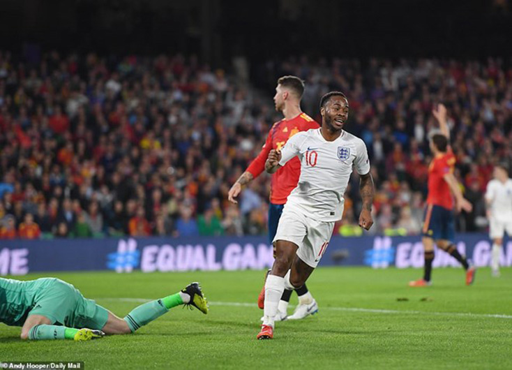 Sterling giúp Anh đánh bại Tây Ban Nha. (Nguồn: Daily Mail)