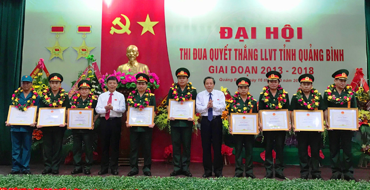 Đồng chí Bí thư Tỉnh uỷ Hoàng Đăng Quang và đồng chí Chủ tịch UBND tỉnh Nguyễn Hữu Hoài tặng bằng khen cho các tập thể và cá nhân điển hình tiên tiến