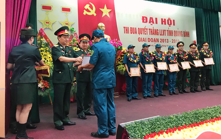 Lãnh đạo Bộ Chỉ huy Quân sự tỉnh tặng giấy khen cho các tập thể và cá nhân  
