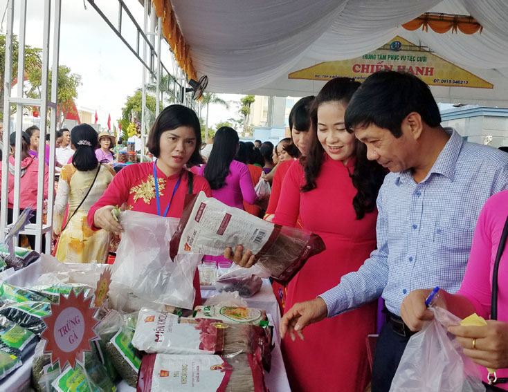 Đồng chí Nguyễn Công Huấn, Trưởng ban Dân vận Tỉnh ủy tham quan các gian hàng thực phẩm sạch được trưng bày tại lễ phát động.