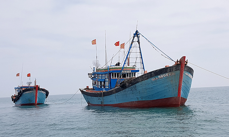 Tàu giã cào hoạt động khai thác thủy sản trái phép trên vùng biển ven bờ bị lực lượng chức năng phát hiện xử lý.