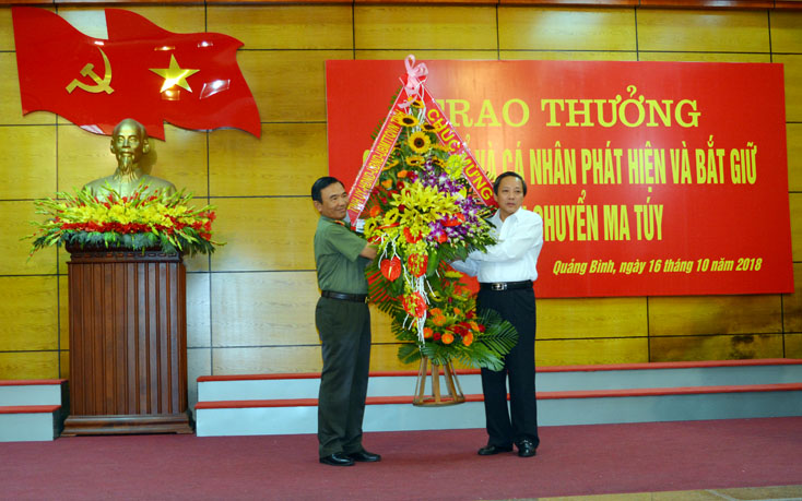 Đồng chí Hoàng Đăng Quang, Ủy viên Trung ương Đảng, Bí thư Tỉnh ủy, Chủ tịch HĐND tỉnh tặng hoa chúc mừng Công an tỉnh.