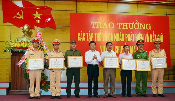  Đồng chí Nguyễn Hữu Hoài, Phó Bí thư Tỉnh ủy, Chủ tịch UBND tỉnh tặng Bằng khen các tập thể và cá nhân có thành tích xuất sắc trong công tác đấu tranh, phòng chống tội phạm. 
